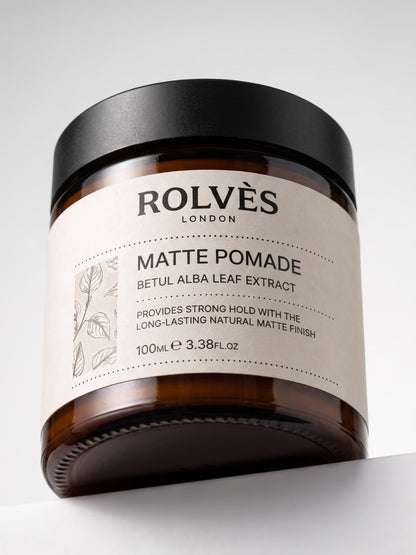 ROLVES Matte Pomade 100 ml, siyah kapaklı amber cam kavanoz